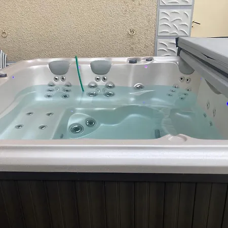 別荘 La Maison Du Soleil L Aulhere 3 Etoiles ,maison Familiale 6-7 Personnes, Grand Jacuzzi 6 P