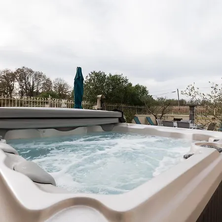 La Maison Du Soleil L Aulhere 3 Etoiles ,maison Familiale 6-7 Personnes, Grand Jacuzzi 6 P 別荘 *