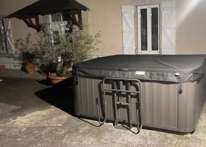 La Maison Du Soleil L Aulhere 3 Etoiles ,maison Familiale 6-7 Personnes, Grand Jacuzzi 6 P * Oloron-Sainte-Marie