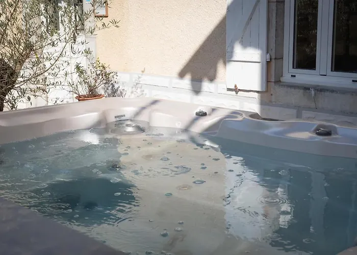 La Maison Du Soleil L Aulhere 3 Etoiles ,maison Familiale 6-7 Personnes, Grand Jacuzzi 6 P Nyaraló